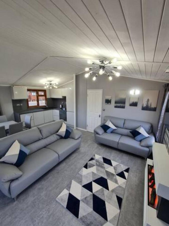 4 Bed Luxury Lodge With Hot Tub Near Lake District Warton Kültér fotó