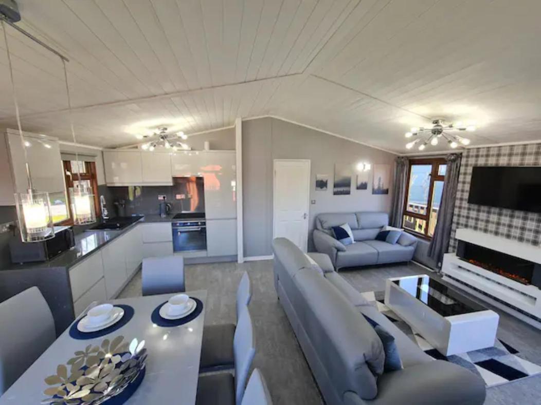 4 Bed Luxury Lodge With Hot Tub Near Lake District Warton Kültér fotó