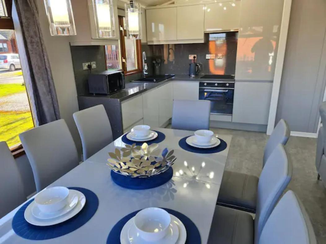 4 Bed Luxury Lodge With Hot Tub Near Lake District Warton Kültér fotó