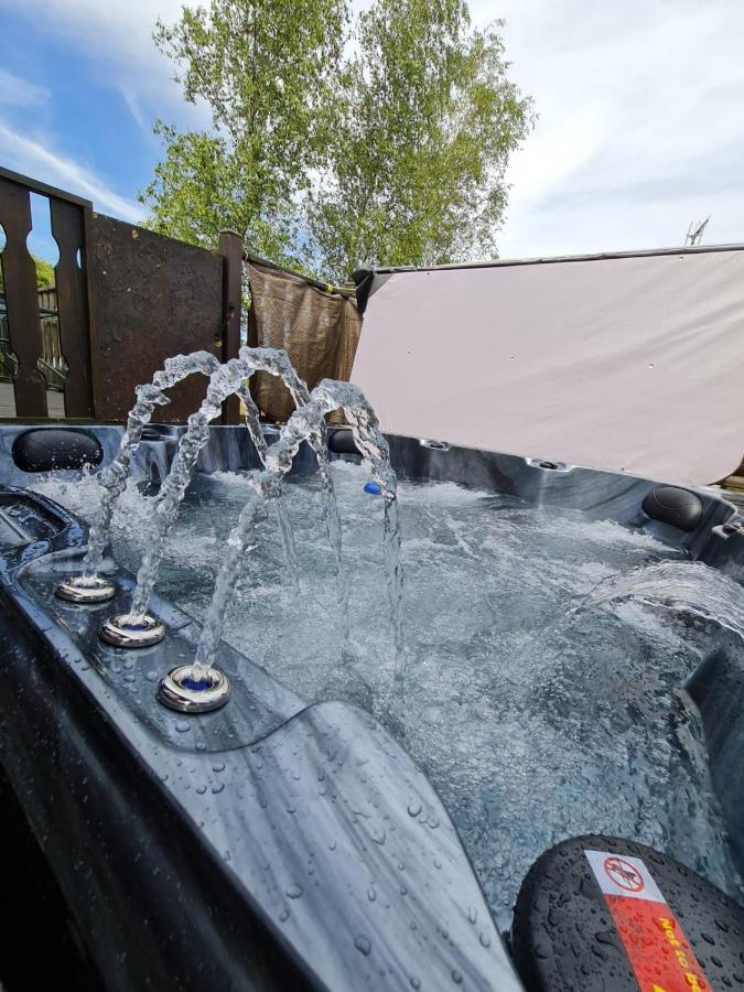 4 Bed Luxury Lodge With Hot Tub Near Lake District Warton Kültér fotó