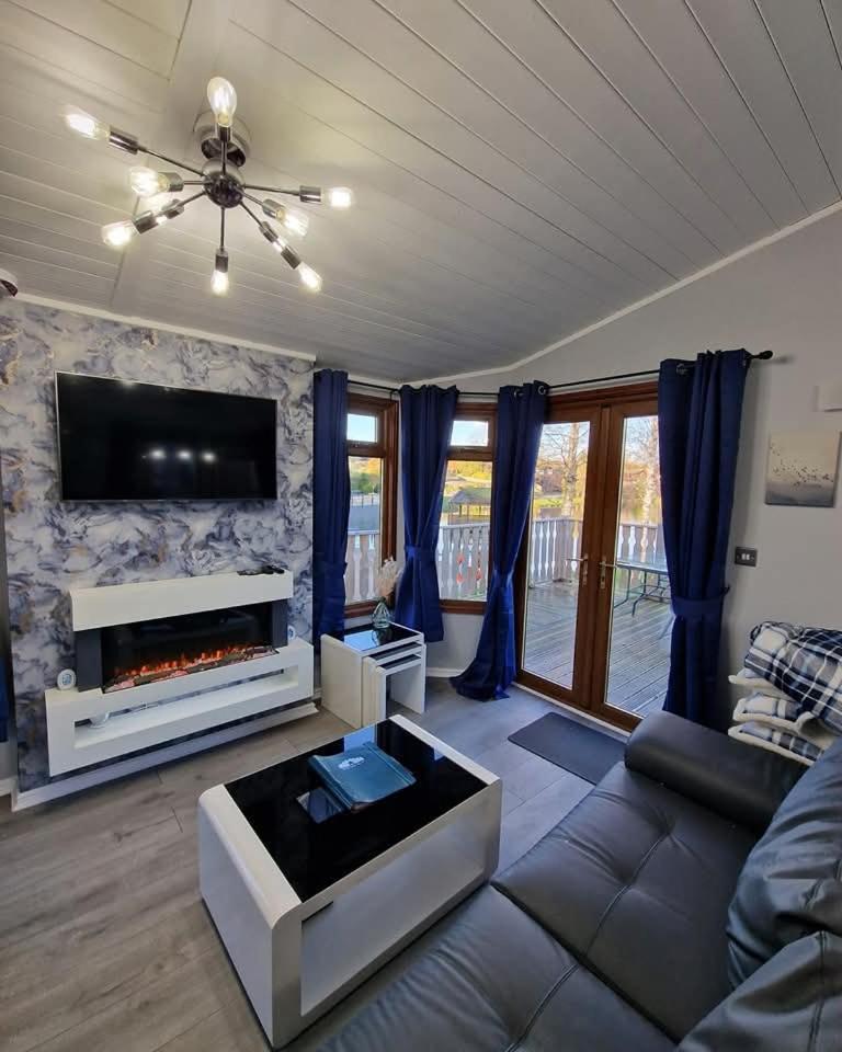 4 Bed Luxury Lodge With Hot Tub Near Lake District Warton Kültér fotó